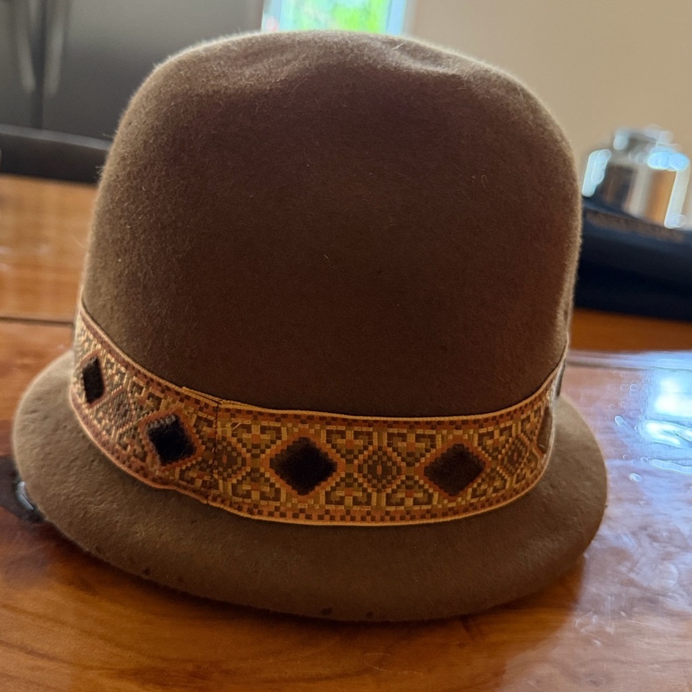 Women’s hats by Sarah Gavaghan NY‎ Fine Feltfur rust brown Cloche Hat with band